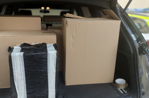 Zabezpieczone w samochodzie pudełka