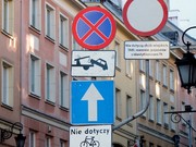 Znak zakazu na ulicy