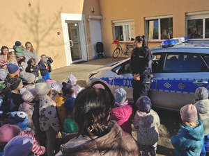 Policjantka z grupą dzieci przy radiowozie