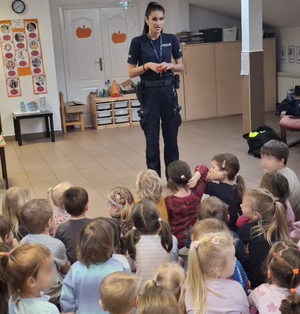 Policjantka z grupą dzieci w sali