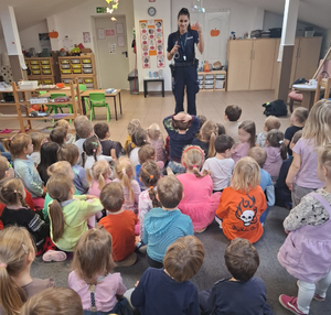 Policjantka z grupą dzieci w sali