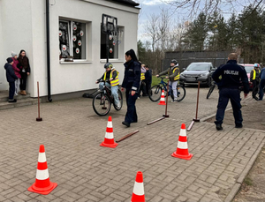 Policjanci na rowerowym torze przeszkód