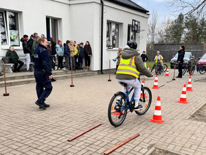 Policjanci na torze przeszkód