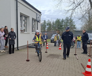 Policjanci na torze przeszkód