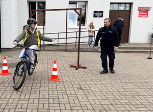 policjanci na torze przeszkód