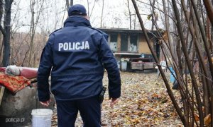 Policjant sprawdza pustostan zimą