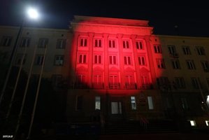 Budynek podświetlony na czerwono