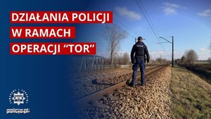 Policjant w pobliżu torów kolejowych
