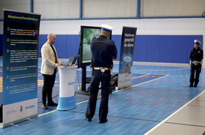 policjanci przed grupą dzieci podczas zajeć