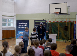 Policjant podczas zajęć w szkole