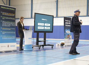 policjant podczas zajęć