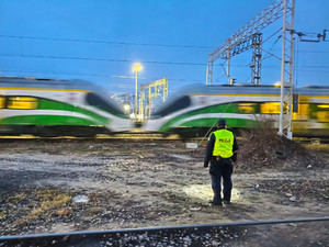 Policjant w pobliżu przejazdu kolejowego