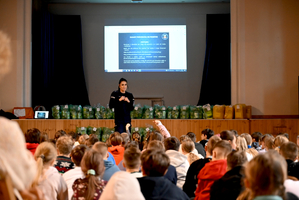 Policjantka podczas zajęć z uczniami