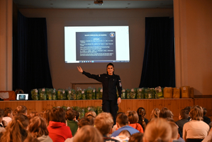 Policjantka podczas zajęć