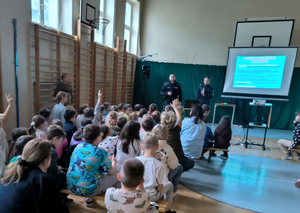 Policjanci podczas zajęć z uczniami