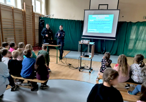 Policjanci podczas zajęć w szkole
