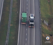 pojazdy ciężarowe na drodze z lotu ptaka