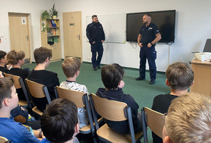 Policjanci na spotkaniu z uczniami w sali