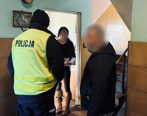 Policjant , pracownica schroniska i mężczyzna podczas przyjęcia do placówki