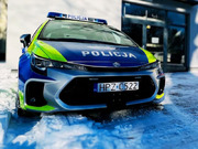 radiowóz na zaśnieżonej drodze