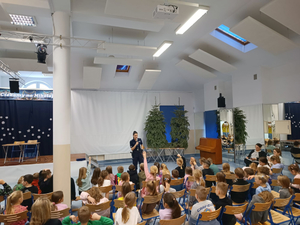 Policyjny profilaktyk z grupą uczniów