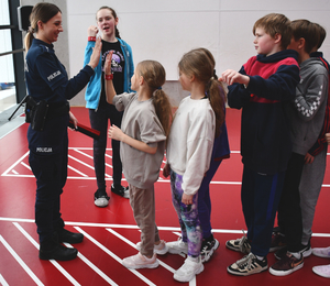 Dzielnicowa podczas zajęć z dziećmi