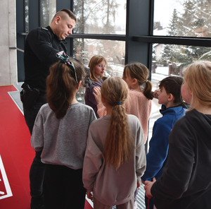 technik podczas zajęć z dziećmi