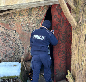 Policjant kontroluje pustostan