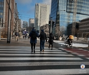 przejście dla pieszych i osoby oraz samochody