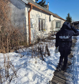 policjant idzie do budynku