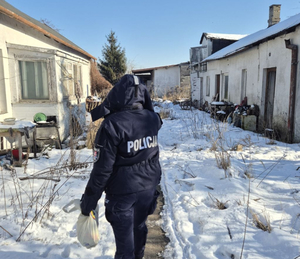 Policjantka idzie do budynku