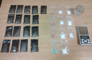 Opakowania z różnymi narkotykami na stole