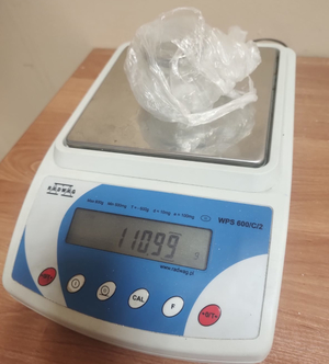 torebki z narkotykami na wadze