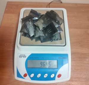 Torebki z narkotykami na wadze