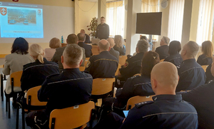 Uczestnicy odprawy w sali