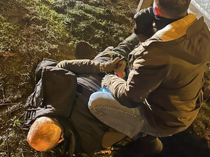 Policjant trzyma zatrzymanego