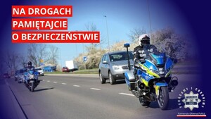 motocykliści na drodze z nazwą akcji