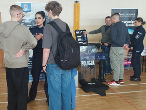 policjanci rozmawiają z uczestnikami targów