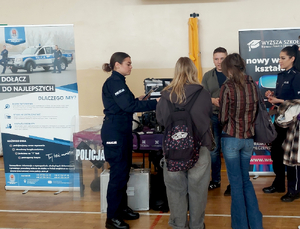 policjanci rozmawiają z uczestnikami targów