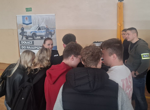 policjanci rozmawiają z uczestnikami targów