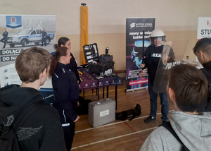 policjanci rozmawiają z uczestnikami targów