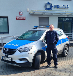 Dzielnicowy przy radiowozie