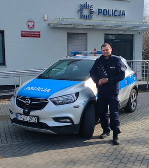 Dzielnicowy przy radiowozie