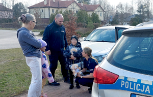 policjanci wręczają dzieciom misie