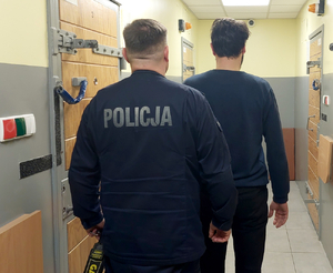 Policjant z zatrzymanym mężczyzną