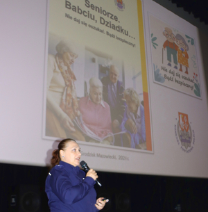Policjantka podczas spotkania z seniorami