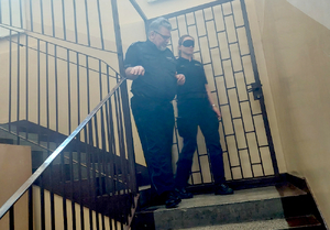 Uczestnicy warsztatów na schodach