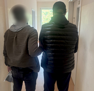 policjant kryminalny z zatrzymanym