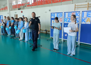 Policjant i uczestnicy akcji