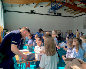 Policjant i uczestnicy akcji